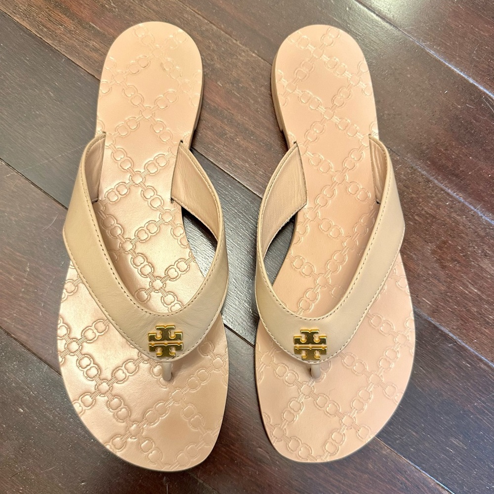 tory burch beige leather classic flip-flop sandals, women’s 8.5